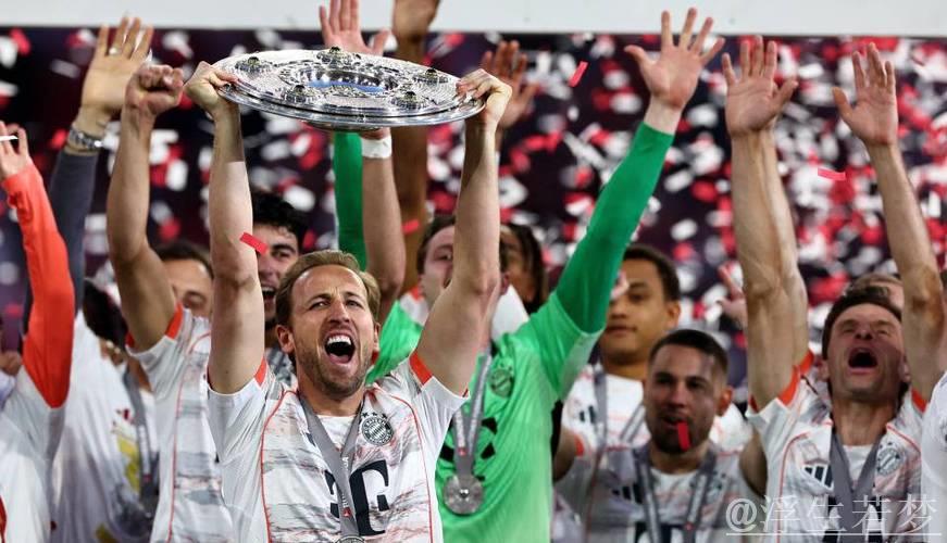 凯恩夺首冠瞬间庆贺，与戴尔相拥，德甲官方致贺：追光者终获佳音